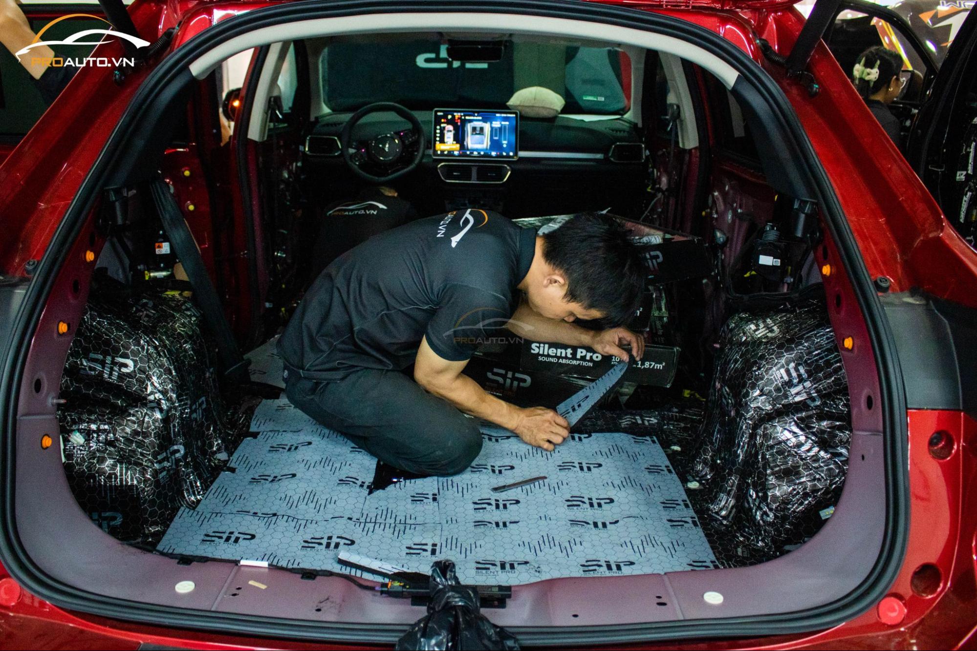 Thi công dán tiêu âm sàn xe ô tô tại PROAUTO.VN