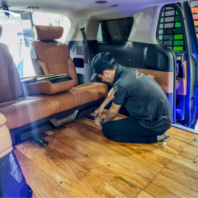 Thi công lót sàn gỗ xe ô tô tại PROAUTO.VN