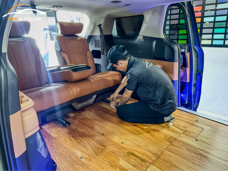 Thi công lót sàn gỗ xe ô tô tại PROAUTO.VN