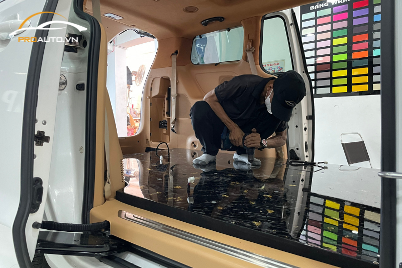 Thi công lót sàn ô tô tại trung tâm PROAUTO.VN