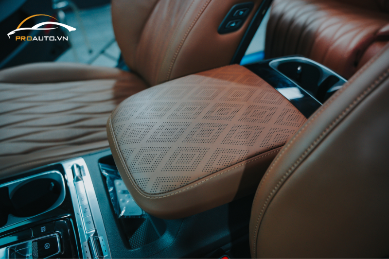 Bọc ghế xe Kia Carnival 2025 vị trí bệ tỳ tay tại PROAUTO.VN