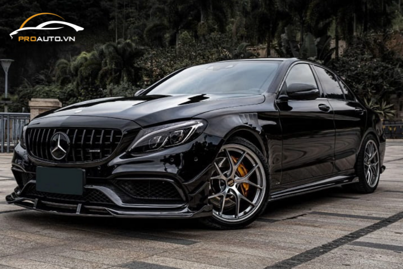 Bodykit Mercedes C63 AMG tạo vẻ đẹp sang trọng cho xe