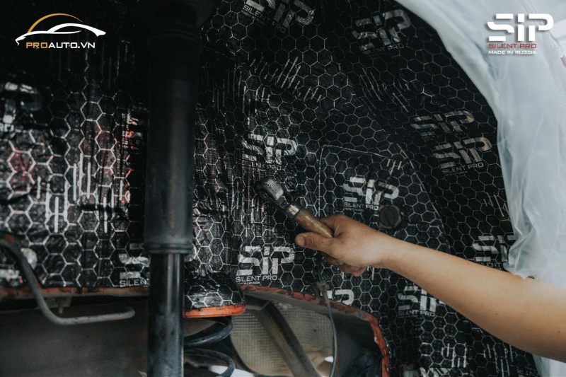 Cách âm chống ồn xe Vinfast VF3 vị trí hốc bánh xe