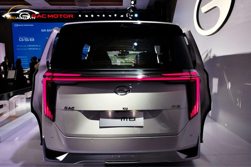 Cụm đèn hậu và đèn tín hiệu được tạo ra từ 320 bóng đèn LED