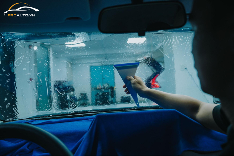 Dán phim cách nhiệt VF3 cho kính lái