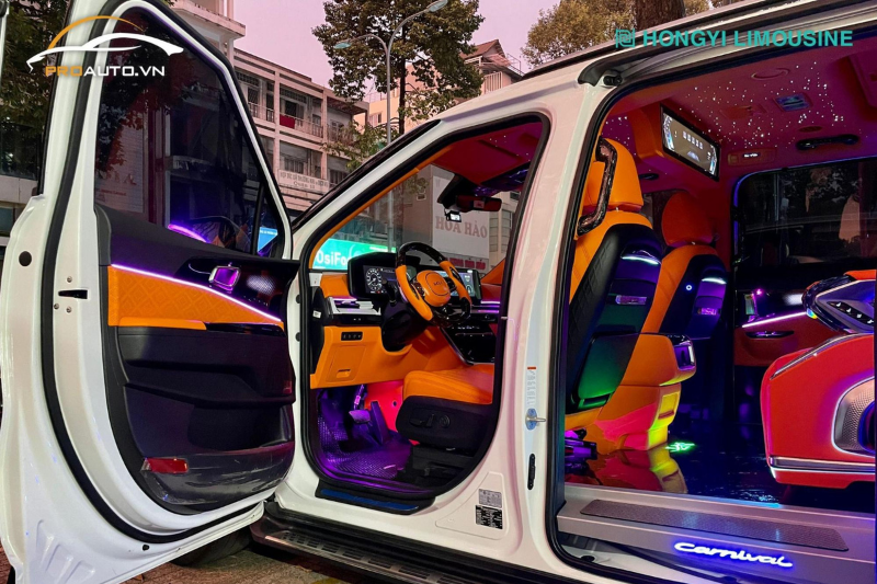Đồ chơi xe Kia Carnival 2025 với đèn led nội thất ô tô ấn tượng