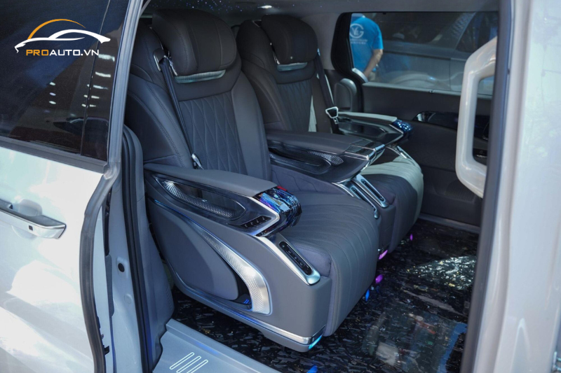 Độ ghế Limousine HongYi Crystal 4.0 Pro cho xe Kia Carnival
