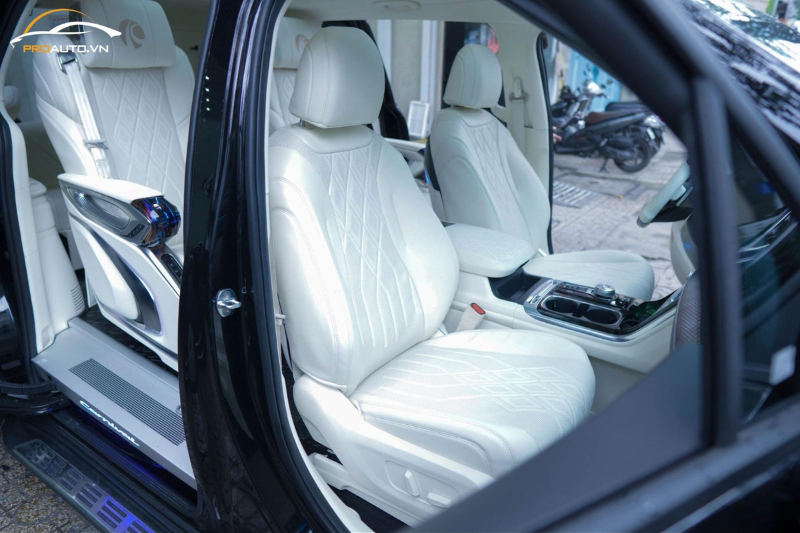 Độ Limousine Kia Carnival 2025 với hạng mục bọc ghế da