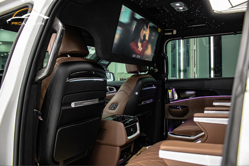 Độ màn hình tivi cho xe Kia Carnival