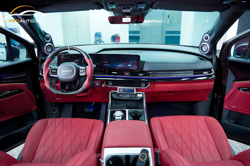 Hình ảnh bọc ghế xe Kia Carnival 2025 màu đỏ tại PROAUTO.VN