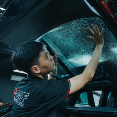 Hình ảnh kỹ thuật viên dán phim cách nhiệt tại PROAUTO.VN