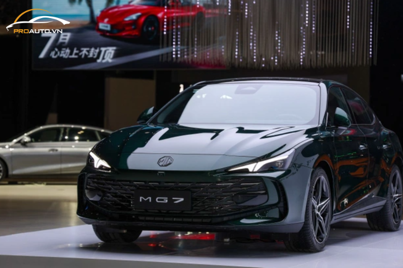 Hình ảnh MG7 nhìn từ phía trước với lưới tản nhiệt lớn và đèn pha LED sắc nét.