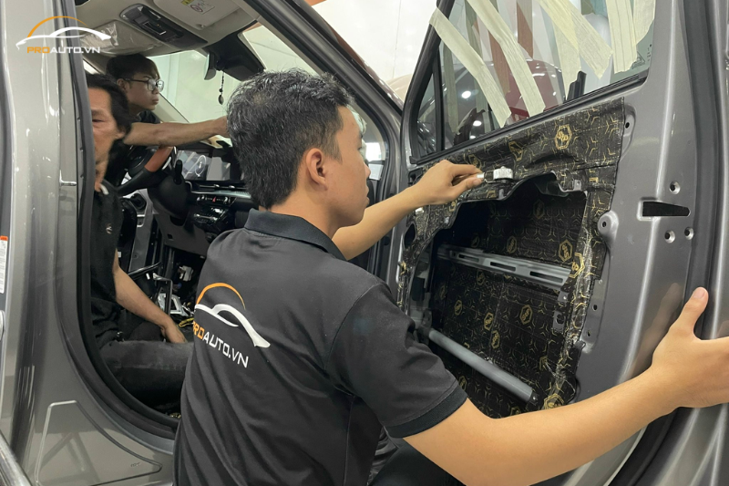 Hình ảnh thi công dán cách âm chống ồn xe Kia Carnival 2024