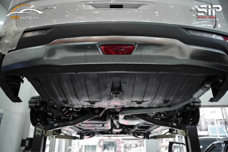 Hình ảnh thi công sơn phủ gầm xe Kia Carnival 2024 tại PROAUTO.VN