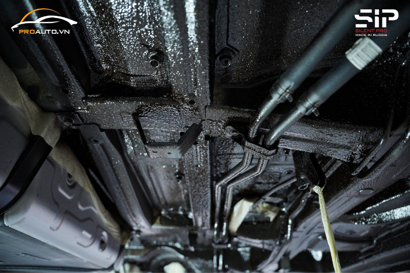 Hình ảnh thi công sơn phủ gầm xe Kia Carnival 2024