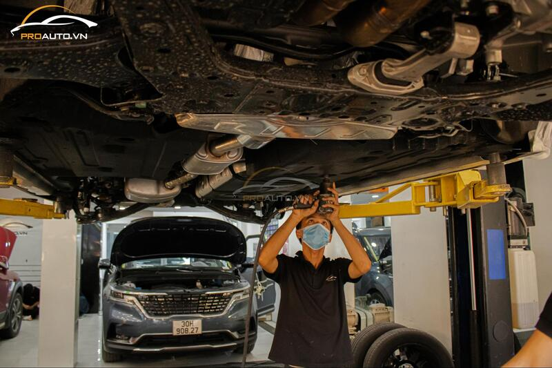 Hình ảnh thi công sơn phủ gầm xe Kia Carnival tại PROAUTO.VN