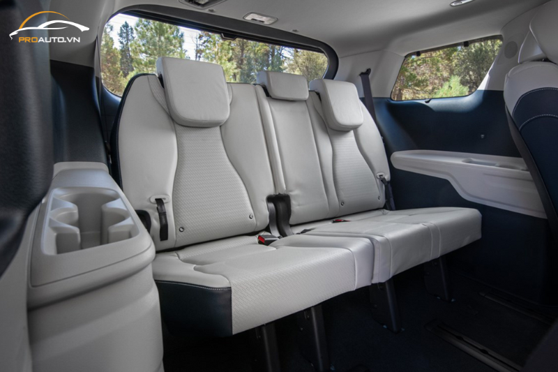 Khoang sau ghế Kia Carnival 2025