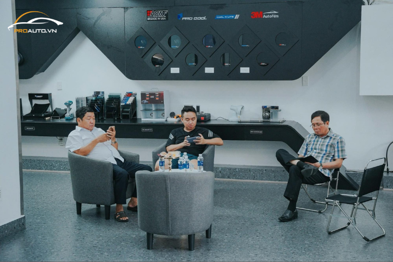 Khu vực trưng bày phim cách nhiệt tại PROAUTO.VN