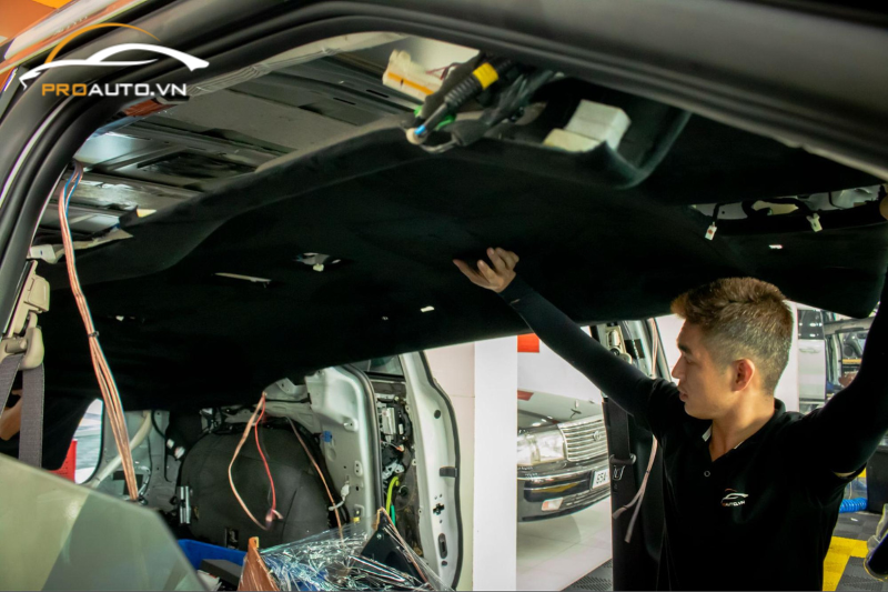 Kỹ thuật viên lắp trần ánh sao cho xe hơi 