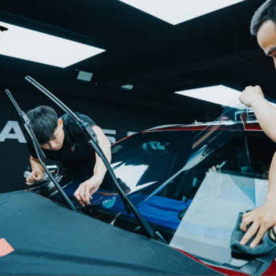 Kỹ thuật viên thi công dán phim cách nhiệt cho kính lái xe hơi