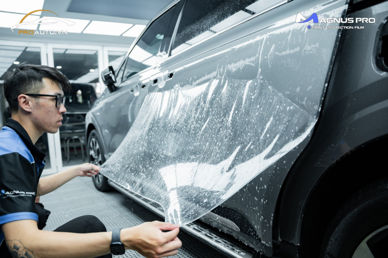 Kỹ thuật viên thi công dán phim PPF bảo vệ lớp sơn xe