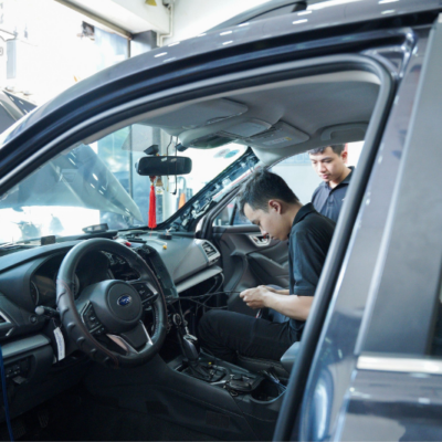 Kỹ thuật viên thi công độ âm thanh xe Subaru Forester