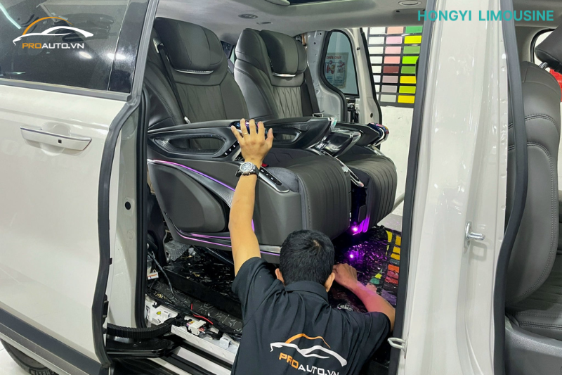 Kỹ thuật viên thi công độ ghế limousine xe Kia Carnival 2025