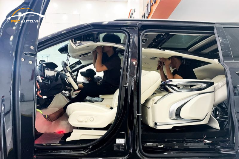 Kỹ thuật viên thi công đổi màu nội thất xe Ford Raptor