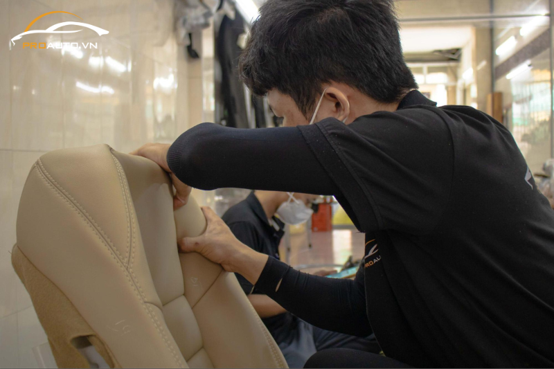 Kỹ thuật viên thi công đổi màu nội thất xe Peugeot 508