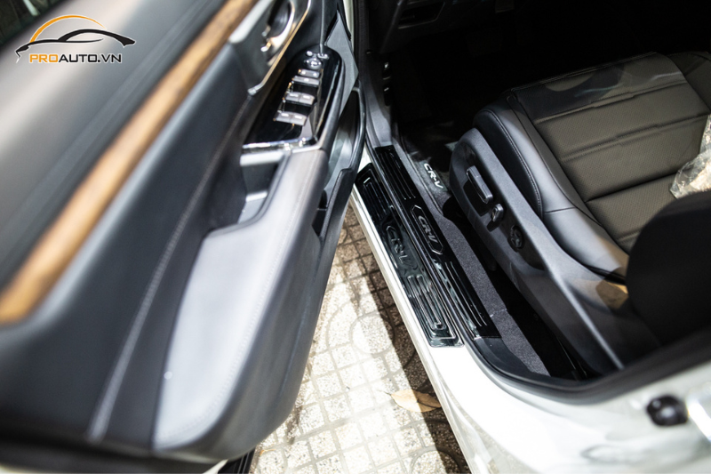 Lắp bệ bước chân cao cấp cho xe hơi 