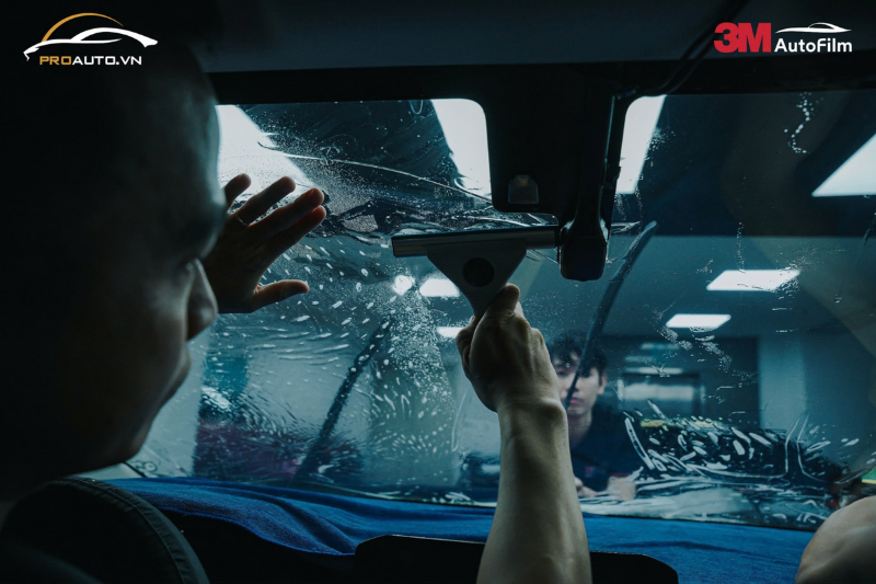 Lựa chọn phim 3M kính lái nên chọn phim có khả năng cách nhiệt và truyền sáng cao