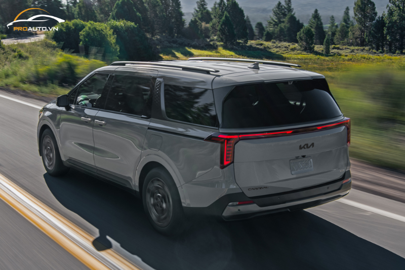 Mặt sau Kia Carnival 2025