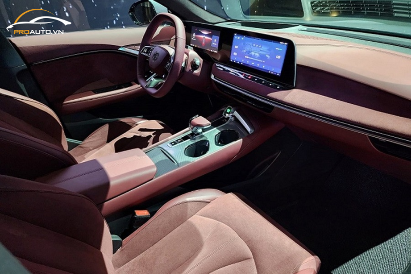 Nội thất tối giản và tiện nghi của MG7 với màn hình kép và các chi tiết cao cấp