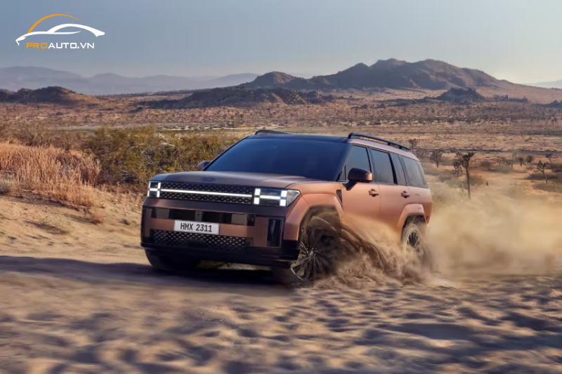 Phần đầu xe gây ấn tượng mạnh mẽ với nắp capo cao