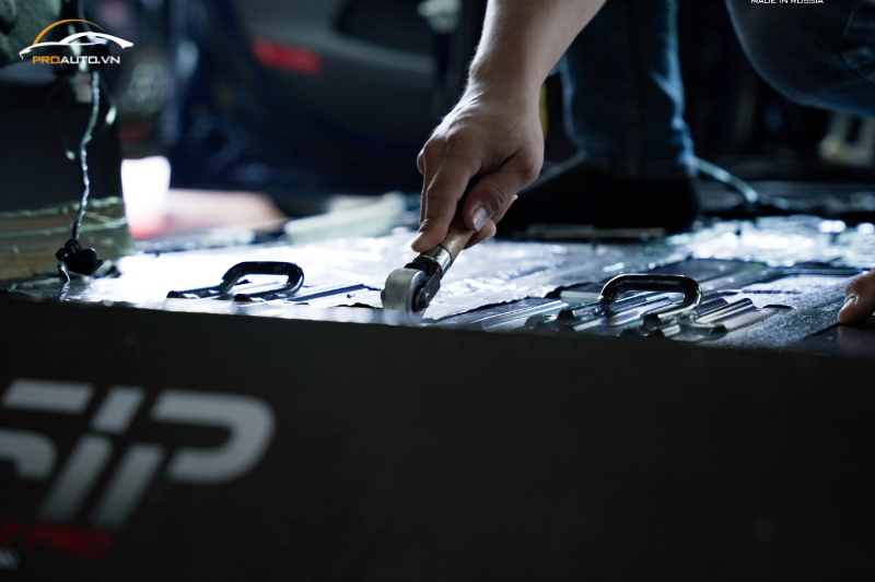 Quy trình dán cách âm chống ồn xe Kia Carnival 2024