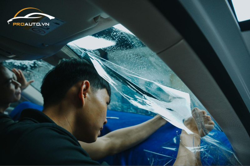 Quy trình dán phim cách nhiệt chuyên nghiệp tại PROAUTO.VN
