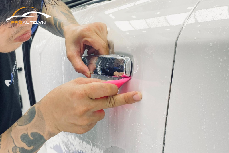 Quy trình dán PPF cho xe ô tô được thực hiện tỉ mỉ
