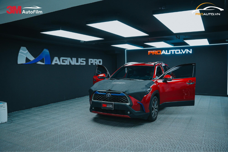 Thi công dán phim cách nhiệt 3M cho xe Toyota Cross