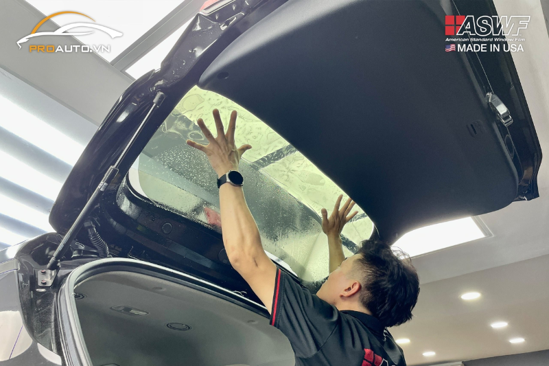 Thi công dán phim cách nhiệt xe Kia Carnival 2024 tại PROAUTO.VN