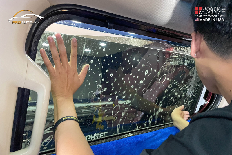 Thi công dán phim cách nhiệt xe Kia Carnival 2024