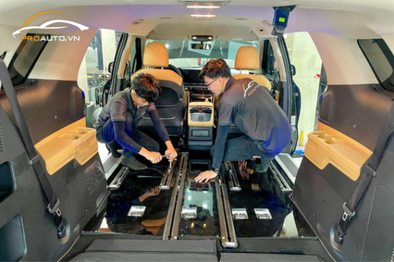 Thi công độ sàn Carbon cho xe Kia Carnival