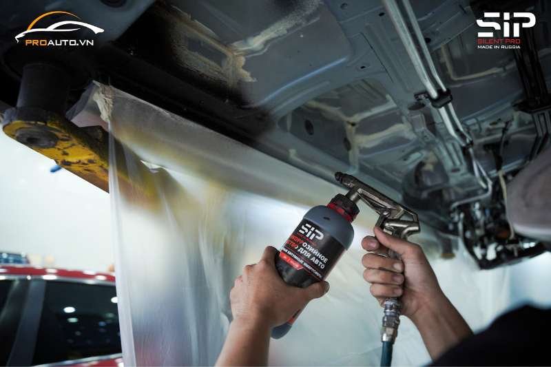 Thi công sơn phủ gầm xe Kia Carnival 2024 tại PROAUTO.VN