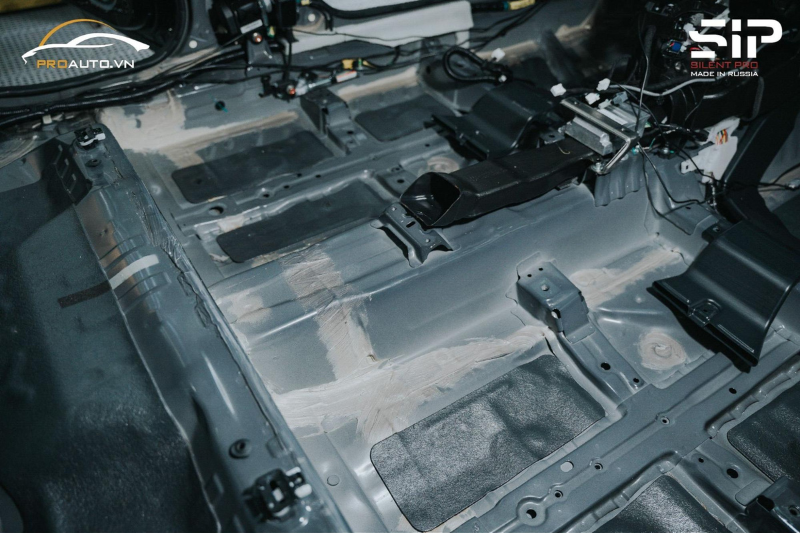 Vệ sinh sạch sẽ trước khi dán cách âm chống ồn xe Vinfast VF3