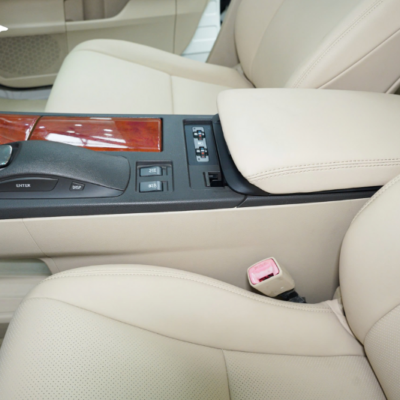 Bọc da nắp con ngựa xe Lexus RX350 màu trắng kem