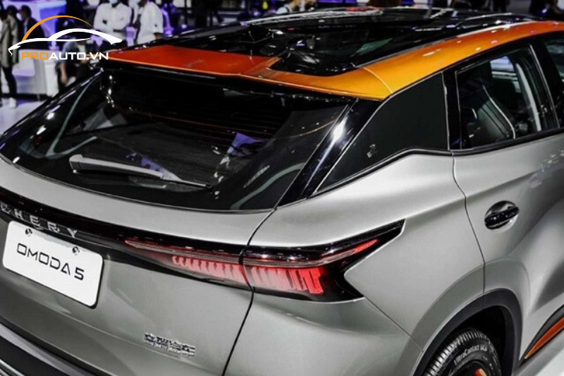 Cánh lướt gió ảo trên cốp xe, tăng vẻ thẩm mỹ và năng động.