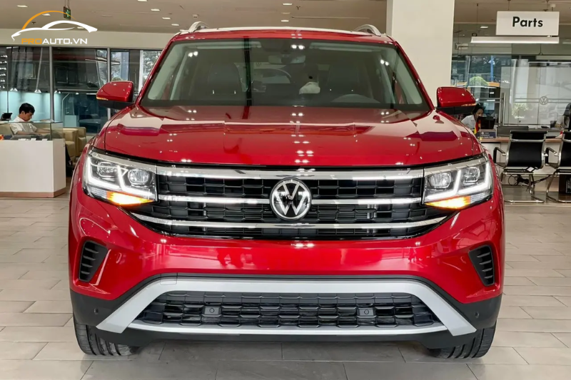 Cụm đèn trước có kiểu dáng vuông vắn, góc cạnh