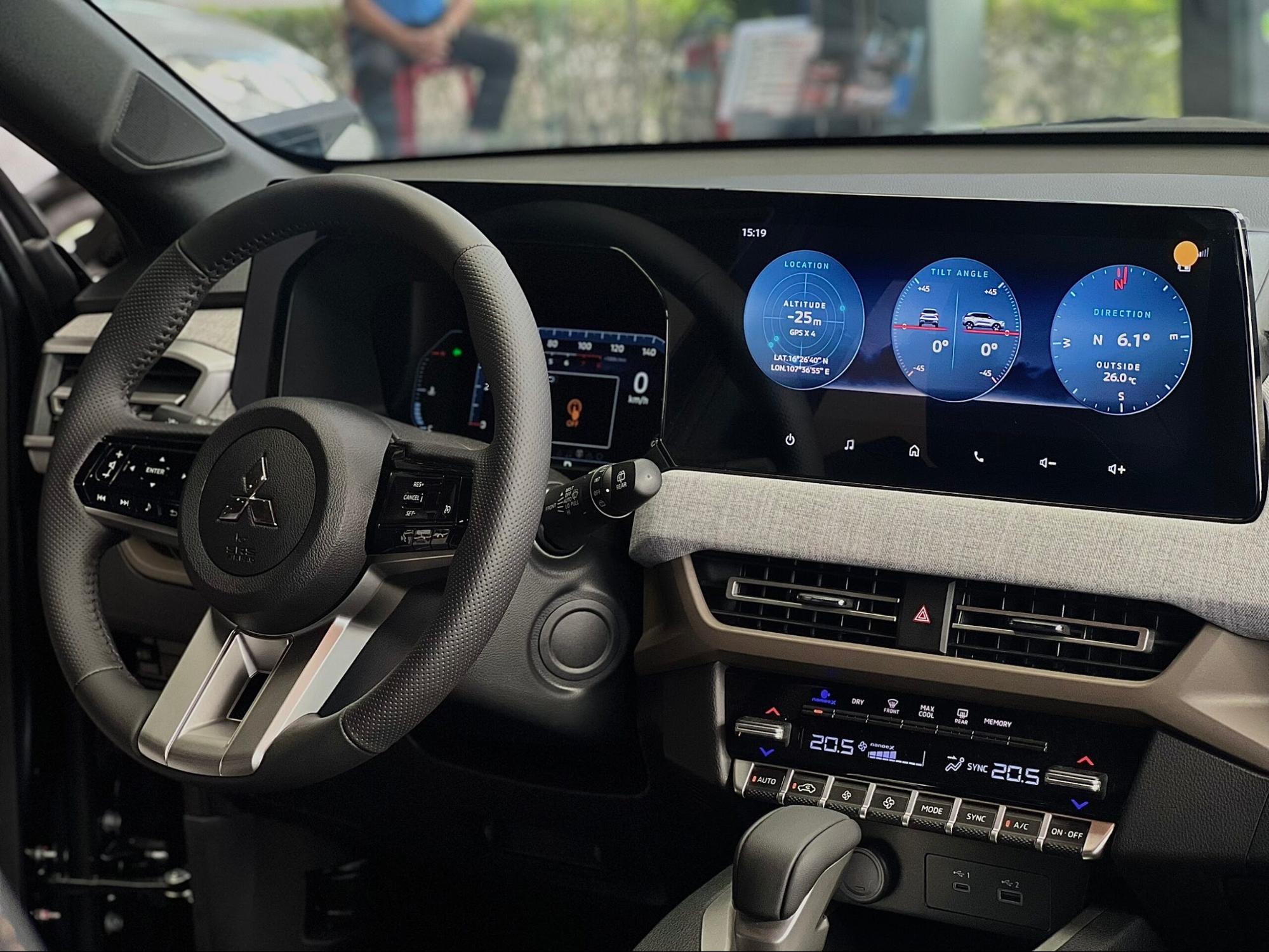 Cụm màn hình kéo dài từ vị trí người lái đến trung tâm