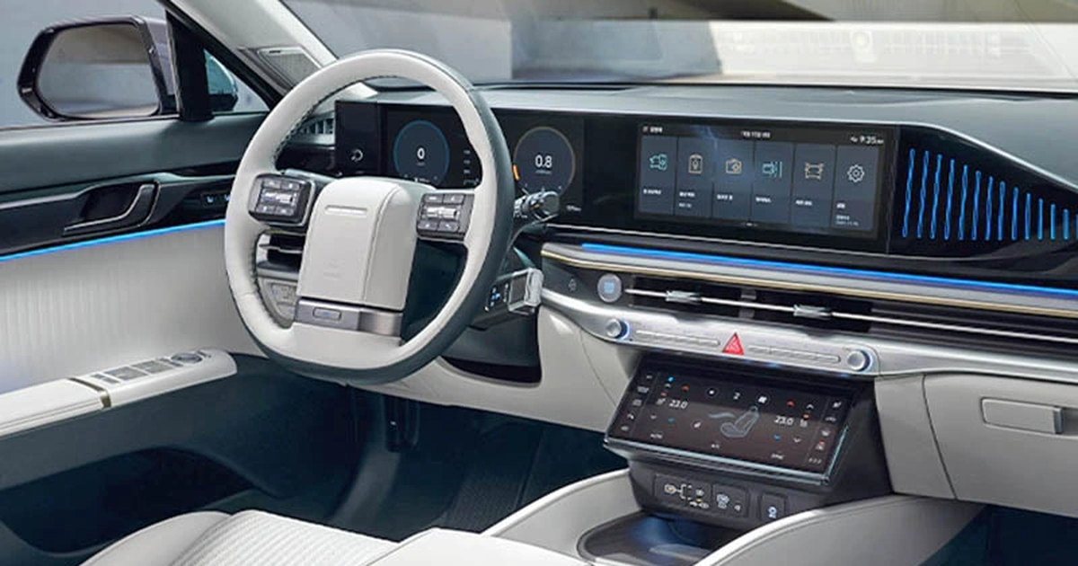 Cụm màn hình này được thiết kế hướng về phía người lái