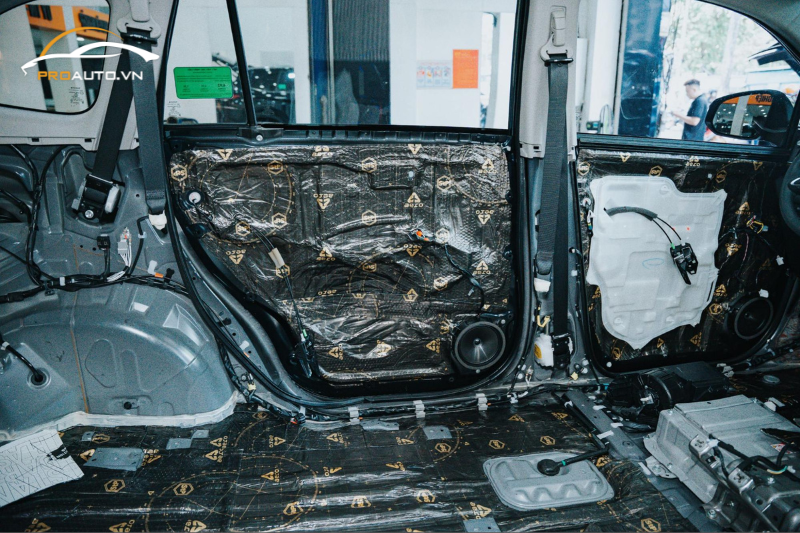  Dán cách âm chống ồn tại vị trí cửa xe Hyundai Santafe