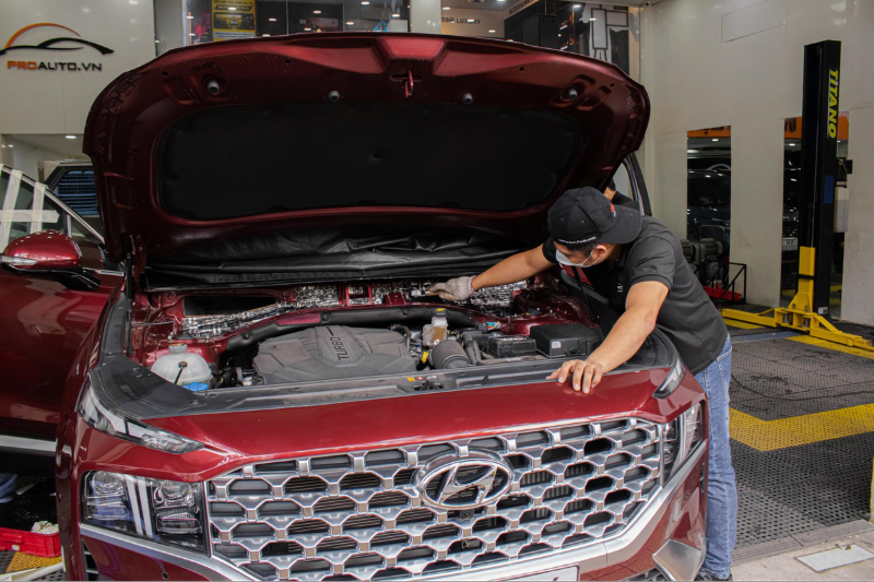 Dán cách âm chống ồn tại vị trí khoang máy Hyundai Santafe 2024